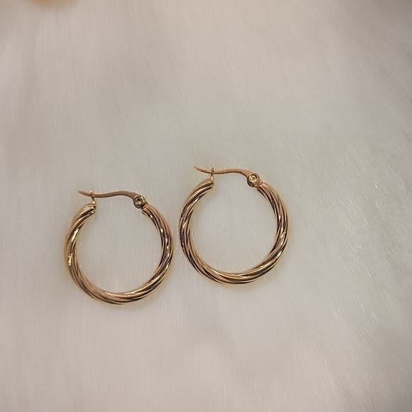 Classic Gold plated Earing - Picture 6 of 9